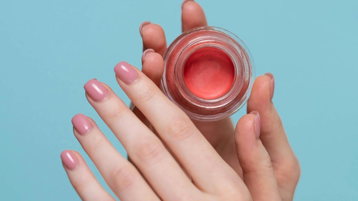 Blush Cream vs Powder untuk Iklim Tropis: Mana Lebih Awet di Cuaca Panas?