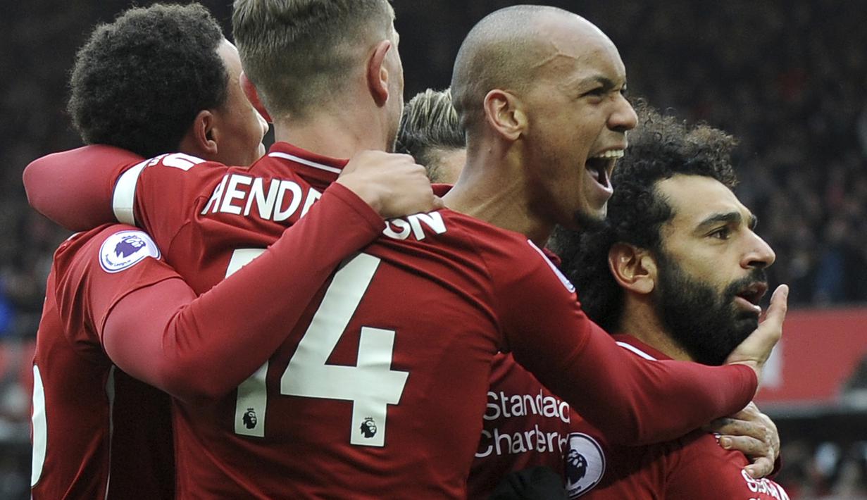 Para pemain Liverpool merayakan gol yang dicetak oleh Mohamed Salah ke 2za gawang Chelsea pada laga Premier League di Stadion Anfield, Minggu (14/4). Liverpool menang 2-0 atas Chelsea. (AP/Rui Vieira)