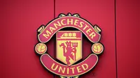 Logo Manchester United atau MU di Stadion Old Trafford. (Oli SCARFF / AFP)