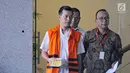 Ekspresi Komisaris PT Media Bangun Bersama Khairudin usai menjalani pemeriksaan di Gedung KPK, Jakarta, Kamis (1/2). KPK menetapkan Khairudin dan Bupati Kutai Kartanegara nonaktif Rita Widyasari sebagai tersangka TPPU. (Liputan6.com/Herman Zakharia)
