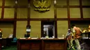 Petugas saat membersihkan karpet di salah satu ruang rapat gedung DPR RI, Kompleks Parlemen Senayan, Jakarta, Rabu (10/12/2014). (Liputan6.com/Andrian M Tunay)