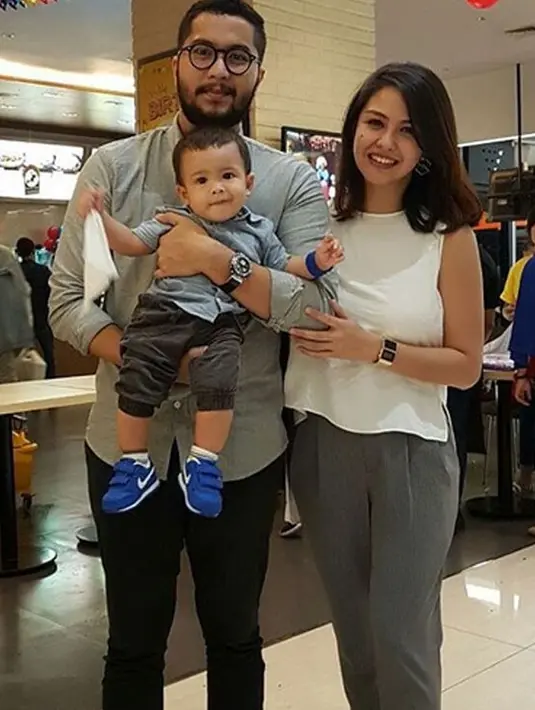 Revalina S Temat menikah dengan Rendy Aditya Gunawan pada tahun 2015. Rendy sendiri lebih muda 3 tahun daripada Revalina. (Instagram/Vatemat)