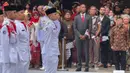 <p>Pelatih Timnas Indonesia, Patrick Kluivert (tengah) bersama asisten pelatih Alex Pastoor saat mengikuti upacara pengibaran bendera merah putih dalam perayaan hari ulang tahun kemerdekaan Indonesia ke-80 di KBRI Den Haag, Belanda, Minggu (17/08/2025). (Source: Twitter)</p>