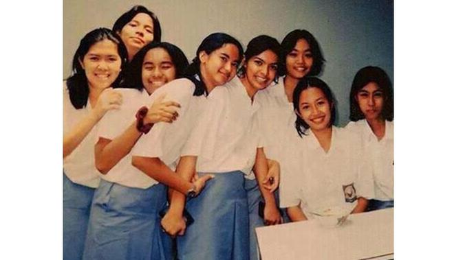 6 Foto Lawas Seleb Saat Bersama Geng SMA Ini Bikin Pangling (sumber: Instagram.com/najwashihab)
