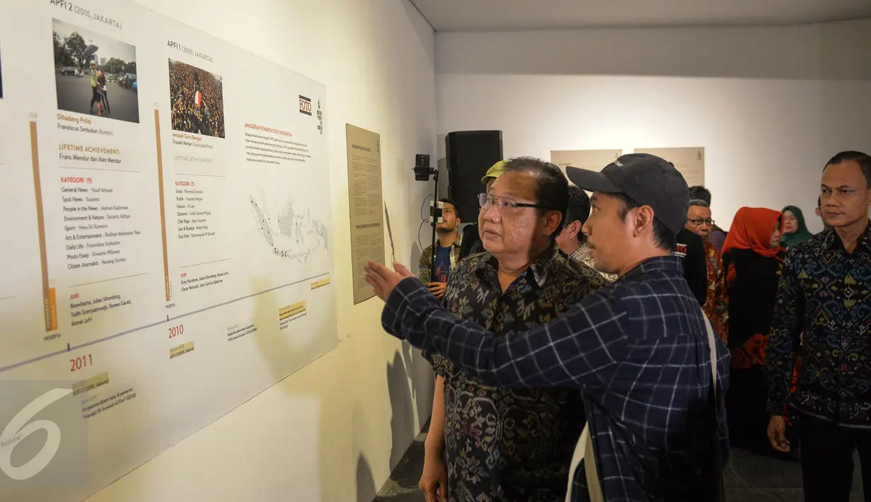 Menteri Koperasi dan UKM, AAGN Puspayoga meninjau ruang pameran usai meresmikan pembukaan Anugerah Pewarta Foto Indonesia (APFI) 2017 di Jakarta, Jumat (21/4). (Liputan6.com/Faizal Fanani)