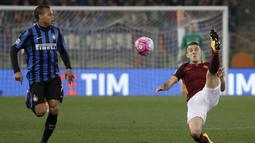 Pemain AS Roma, Lucas Digne menghalau bola dari kejaran pemain Inter Milan, Jonathan Biabiany  pada lanjutan Serie A, di Stadion Olimpico, Sabtu atau Minggu (20/3/2016) dini hari WIB. (REUTERS/Max Rossi)