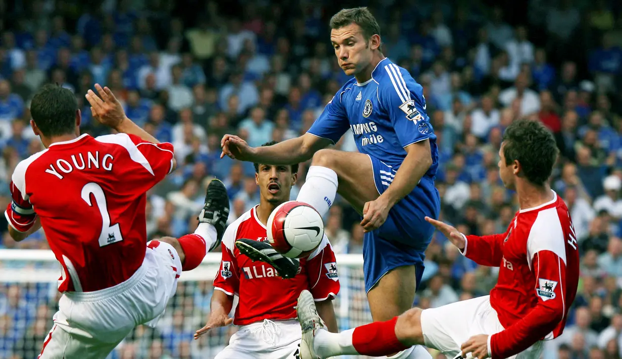 <p>Striker legendaris AC Milan, Andriy Shevchenko, diboyong Chelsea pada 1 Juli 2006. Namun sayang, peraih Ballon d'Or tahun 2004 itu gagal menunjukkan penampilan terbaiknya di Stamford Bridge hingga kalah bersaing dengan Didier Drogba. (AFP/Adrian Dennis)</p>