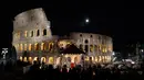 Paus Fransiskus (tengah) memimpin prosesi Jalan Salib saat memperingati Jumat Agung di sekitar bangunan  Colosseum, Roma, Italia, Jumat (19/4). (AP Photo/Andrew Medichini)