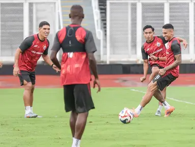 Pemain Persija saat melakukan latihan di Stadion Madya, Kompleks Gelora Bung Karno, Senayan, Jakarta, Jumat (2/1/2026). Mengawali tahun 2026, Persija Jakarta akan melakoni laga kandang melawan Persijap Jepara. (Bola.com/Abdul Aziz)
