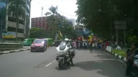 Antrean kendaraan makin panjang ketika mahasiswa mulai memblokade Jalan Jalak Harupat yang mengarah ke Istana Bogor.
‎