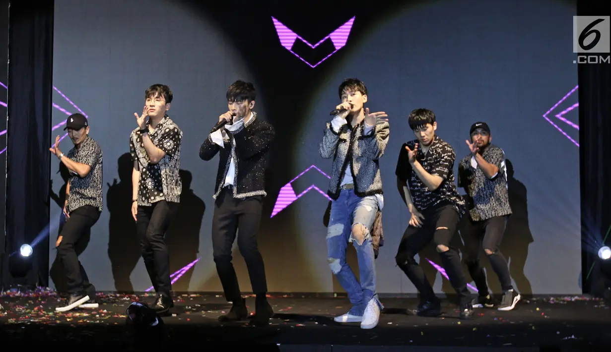 Aksi panggung boyband Super Junior Donghae dan Eunhyuk saat Konser di Korea Brand Entertainment & Expo (KBEE) 2017 di Gandaria, Jakarta, Senin (4/9). Boyband Super Junior D & E membawakan 4 lagu dalam membuka KBEE 2017. (Liputan6.com/Herman Zakharia)