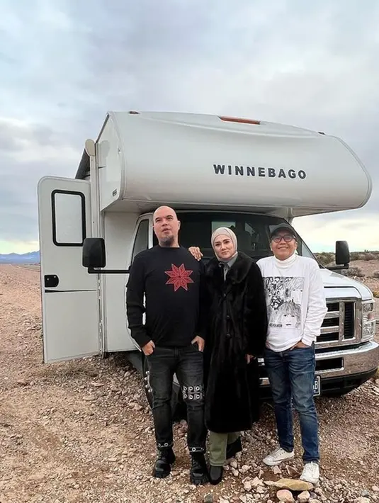 Memiliki minat yang sama, tak heran persahabatan mereka langgeng hingga saat ini. Bahkan Ahmad Dhani dan Ari Lasso melakukan liburan bareng ke Amerika. Tak hanya itu, Ari juga begitu akrab dengan istri Ahmad Dhani. (Liputan6.com/IG/@ahmaddhaniofficial)