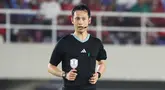 Wasit Koji Takasaki bekerja memimpin laga Timnas Indonesia vs Filipina dalam laga terakhir Grup B nan digelar di Stadion Manahan, Solo, Sabtu (21/12/2024). Peluang kedua tim tetap bisa lolos ke semifinal Piala AFF 2024 membikin laga melangkah sangat seru. (librosfullgratis.com/Abdul Aziz)
