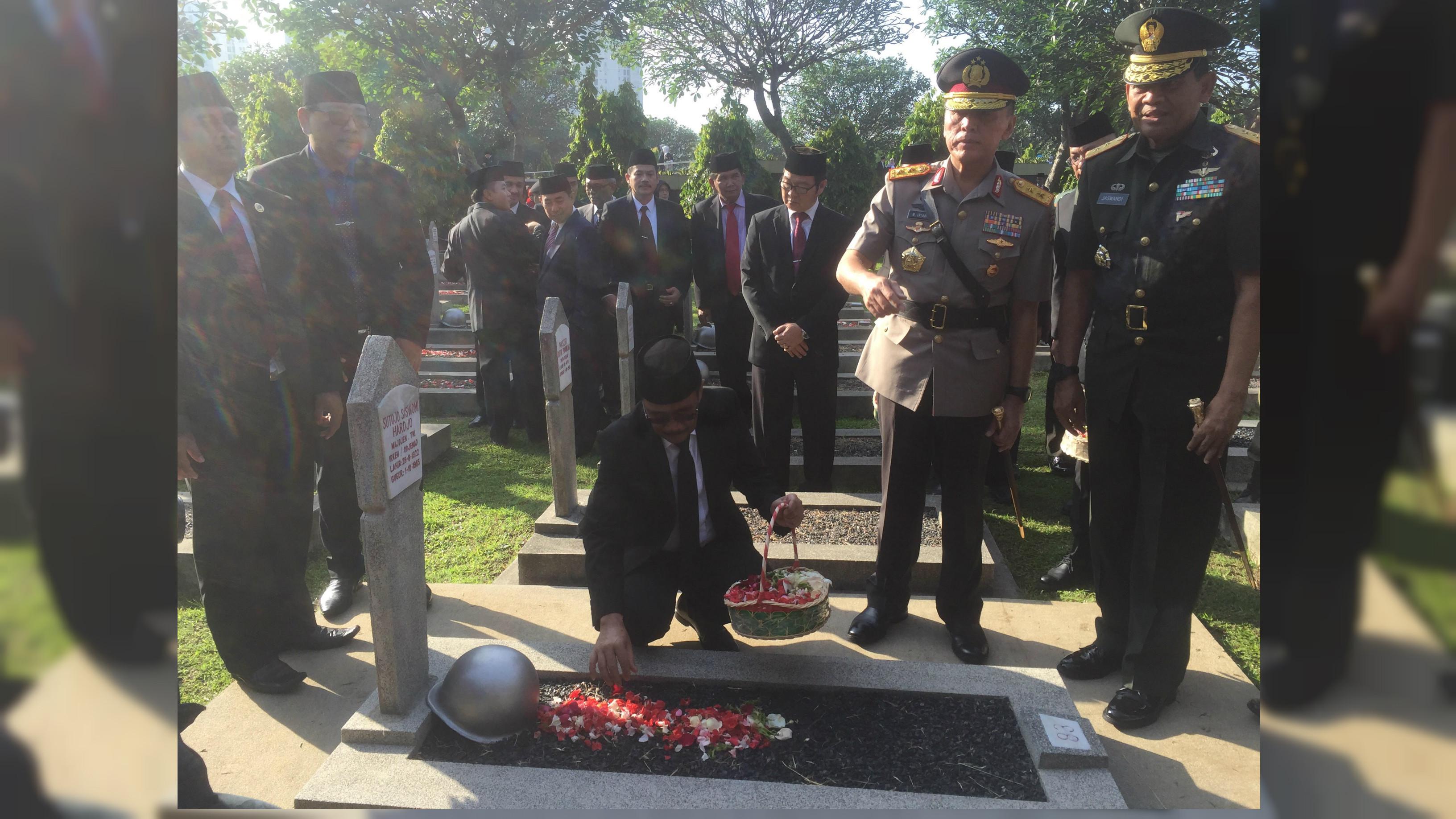 Gubernur DKI Jakarta Djarot Saiful Hidayat di TMP Kalibata (Liputan6.com/ Delvira Chaerani Hutabarat)