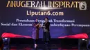 Pimpinan Redaksi Liputan6.com Elin Yunita (kanan) memberikan plakat kepada Perusahaan Permodalan Nasional Madani yang diwakili oleh Cut Ria Dewanti (kiri) saat acara Anugerah Inspiratif Liputan6.com di hotel Shangri La, Jakarta, Rabu (31/7/2024). Perusahaan Permodalan Nasional Madani menerima  penghargaan Perusahaan Penggerak Transformasi Sosial dan Ekonomi Melalui Pemberdayaan Perempuan. (Liputan6.com/Herman Zakharia)