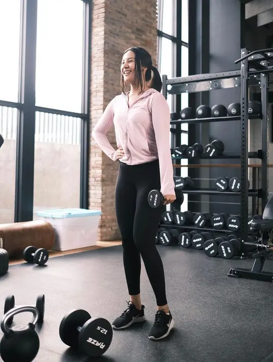<p>Jacket dan legging adalah kombinasi ternyaman untuk kamu yang ingin gym. (instagram/anyageraldine)</p>