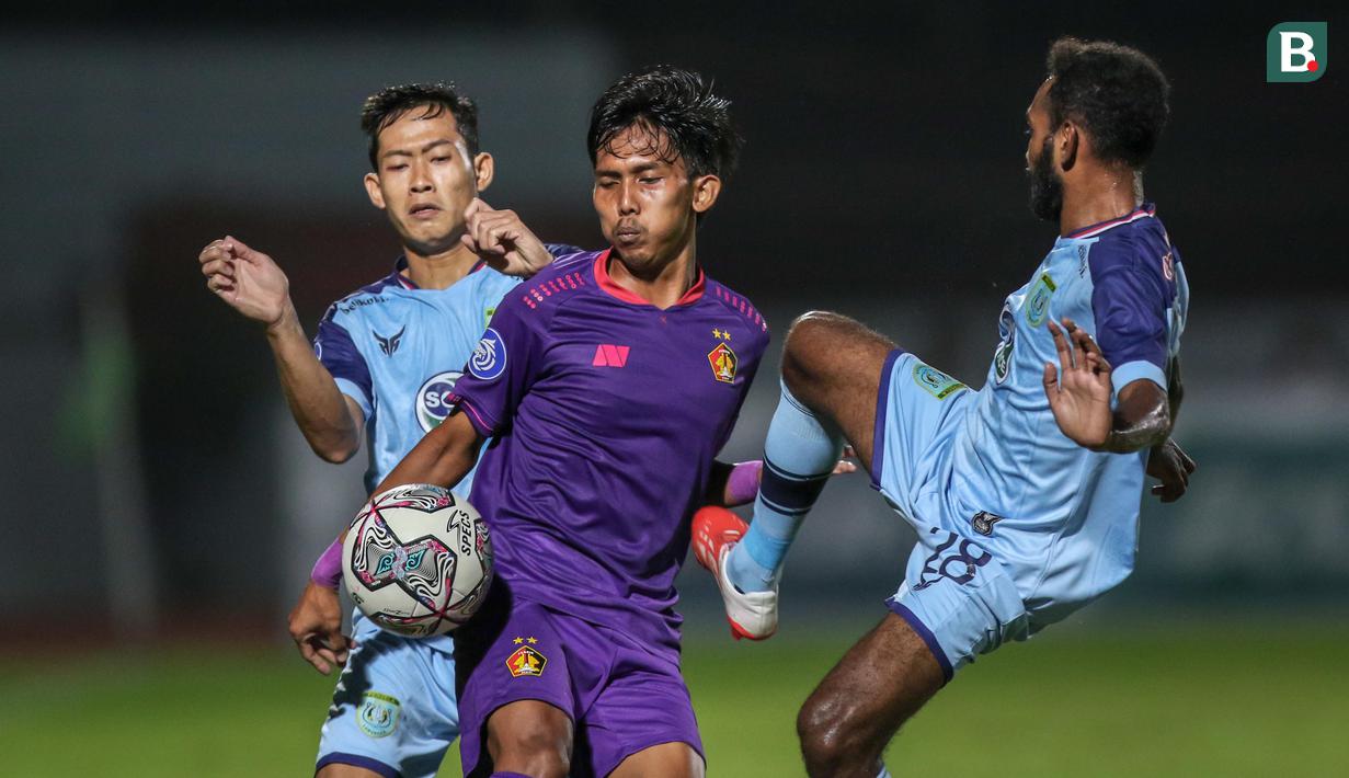 Kedua tim sama-sama berusaha menguasai permainan sejak wasit membunyikan peluit pertama laga dimulai. Persela Lamongan maupun Persik banyak memainkan bola di lapangan tengah karena upaya serangan masing-masing tim mudah dipatahkan. (Bola.com/Bagaskara Lazuardi)