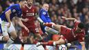 Striker Everton, Wayne Rooney, berebut bola dengan striker Liverpool, Dominic Solanke, pada laga Premier League di Stadion Goodison Park, Liverpool, Sabtu (7/5/2018). Kedua klub bermain imbang 0-0. (AP/Peter Byrne)