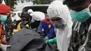 Relawan PMI mengeluarkan jenazah penumpang AirAsia QZ8501 dari dalam ambulan, Pangkalan Bun, Kalteng, Senin (5/1/2015). (Liputan6.com/Herman Zakharia)