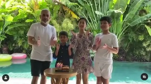 6 Momen Ulang Tahun Bunga Zainal yang ke-34 Tahun, Parasnya Dipuji Awet Muda