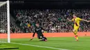 Gelandang Barcelona, Frenkie de Jong mencetak gol ke gawang Real Betis pada lanjutan Liga Spanyol pekan ke-23 di Benito Villamarin, Minggu (9/2/2020). Diwarnai dua kartu merah, Barcelona mememangkan duel menegangkan lawan Real Betis 3-2. (AP/Miguel Morenatti)