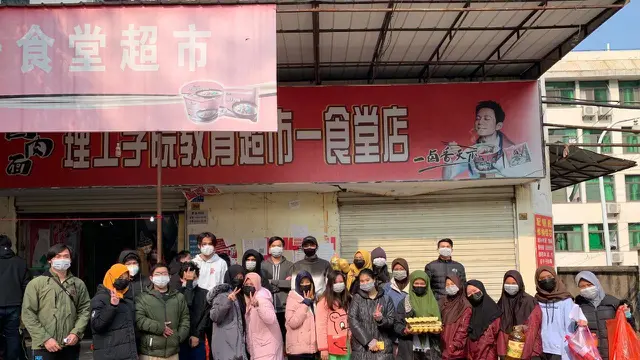 Mahasiswa Indonesia di Wuhan pergi berbelanja kebutuhan pokok hari ini.