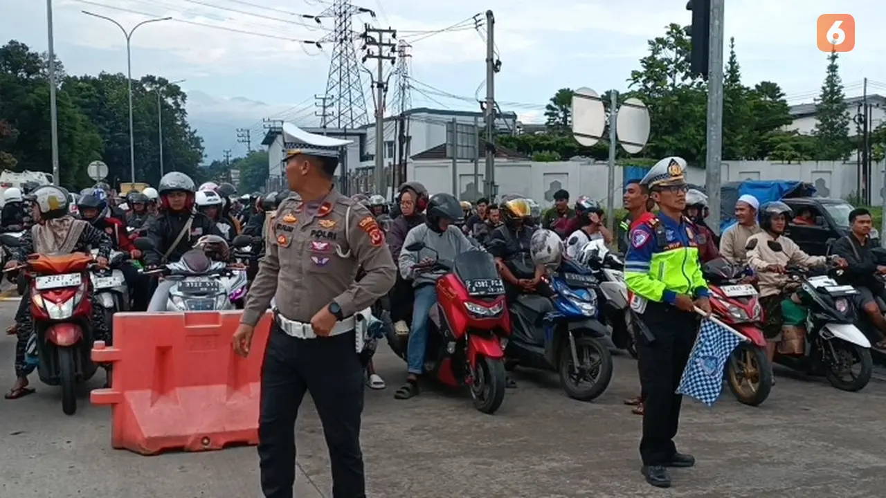 Satlantas Polres Sukabumi saat menerapkan rekayasa lalu lintas sistem satu arah (one way) untuk mengurai kepadatan kendaraan di Jalan Arteri Sukabumi-Bogor. (Liputan6.com/Fira Syahrin).