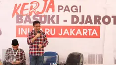 Calon Wakil Gubernur DKI Jakarta, Djarot Saiful Hidayat saat menemui warga di Rumah Lembang, Jakarta, Selasa (20/12). Kolega Basuki Tjahaja Purnama (Ahok) itu menyarankan agar posko Rumah Lembang, ditutup di hari kerja. (Liputan6.com/Gempur M Surya)