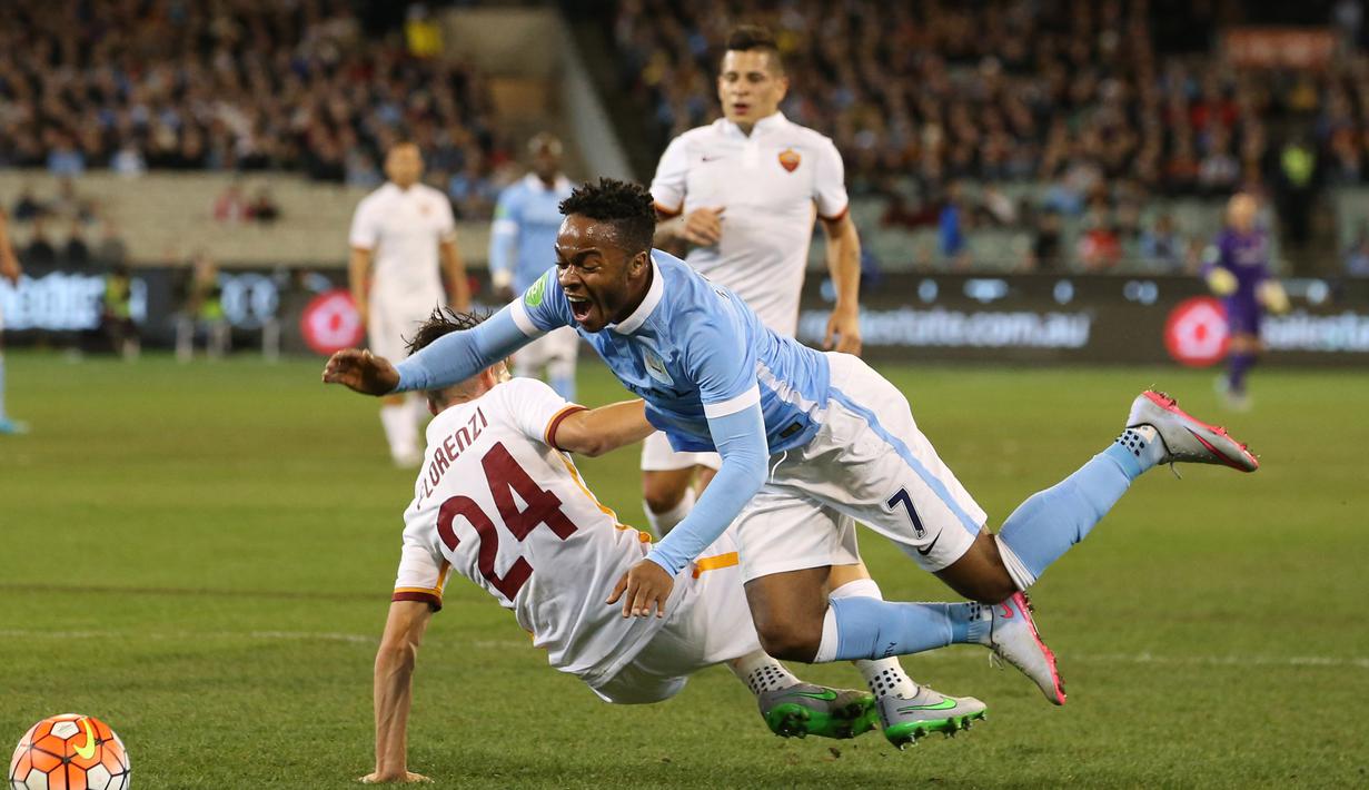 Raheem Sterling dijatuhkan pemain AS Roma, Alessandro Florenzi. (Action Images via Reuters/Jason O'Brien Livepic)