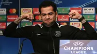 Bek Paris Saint-Germain Dani Alves saat konferensi pers di stadion Parc des Princes di Paris (4/3). PSG akan bertanding pada leg kedua babak 16 besar Liga Champions melawan tim Spanyol, Real Madrid di Prancis. (AFP Photo/Franck Fife)