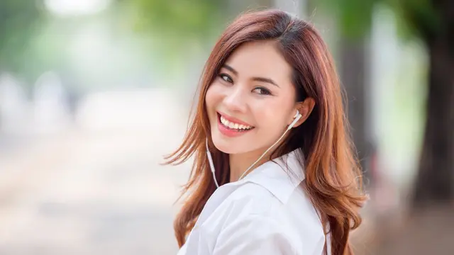 bahagia bekerja mandiri baik tersenyum