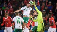 Swiss Vs Irlandia Utara. (AFP/FABRICE COFFRINI)