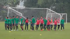 Kekompakan pemain Timnas Indonesia saat mengangkat gawang untuk berlatih di Lapangan Sekolah Pelita Harapan, Karawaci, Jakarta, (11/11/2016). (Bola.com/Nicklas Hanoatubun)