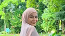 Untuk tampilan grande namun tidak berlebihan, kamu bisa gunakan dress panjang dengan cape print. Dipadu dengan hijab polos seperti Meisya Siregar [@meisya_siregar]