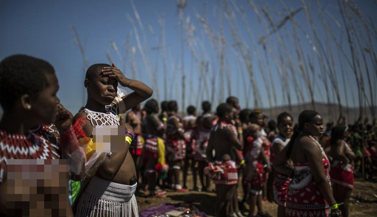 Reed Dance adalah sebuah ajang tahunan tempat gadis-gadis berparade tanpa busana dan raja memilih dari diantara mereka untuk jadi istri, Afsel (5/9/2014) (AFP PHOTO / MARCO LONGARI)