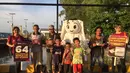 Maskot Piala Dunia 2022, La'eeb berfoto bersama warga saat mengunjungi Dermaga Banjar Raya,  Banjarmasin, Sabtu (29/10/2022). Sang maskot akan mengunjungi total 11 kota besar di Indonesia dalam program bertajuk Piala Dunia di Langit Indonesia "Berburu La'eeb". (FOTO: Dok. SCM)