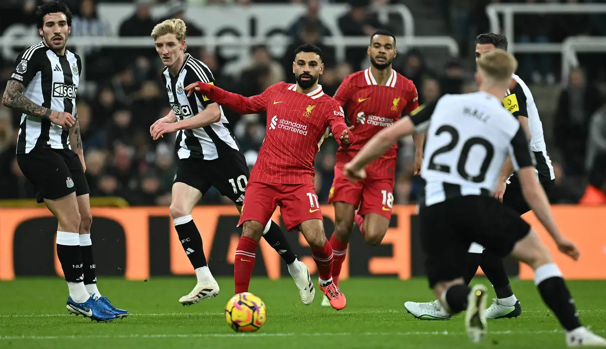 Dua gol Mohamed Salah pada menit ke-68 dan 83 sempat membawa The Reds berbalik unggul atas Newcastle United. (Paul ELLIS/AFP)