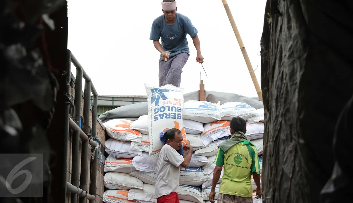 Pekerja menurunkan beras bulog di Pasar Induk Cipinang, Jakarta, (16/2). Kementerian Pertanian mencatat harga beras Desember 2014 hingga Januari 2016 memang mengalami kenaikan, namun berangsur turun pada pekan kedua Februari. (Liputan6.com/Angga Yuniar)