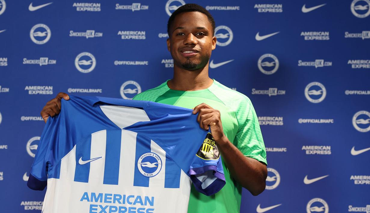 Ansu Fati meninggalkan Barcelona menuju Brighton and Hove Albion dengan status pinjaman selama semusim. Pada hari yang sama, Barcelona mendapatkan dua pemain berstatus pinjaman pula, yaitu Joao Felix dari Atletico Madrid dan Joao Cancelo dari Manchester City. (brightonandhovealbion.com)