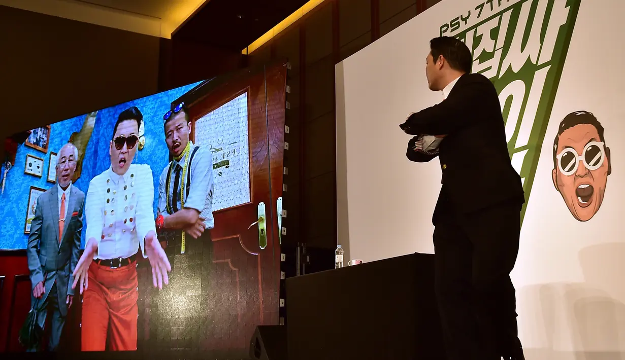 Psy menunjukkan video klip barunya saat konferensi pers untuk mempromosikan album ketujuhnya di sebuah hotel di Seoul (30/11). Sebelumnya Psy telah sukses dengan hitsnya “Gangnam Style“, “Gentleman” dan “Hangover“. (AFP PHOTO/ JUNG YEON-JE)