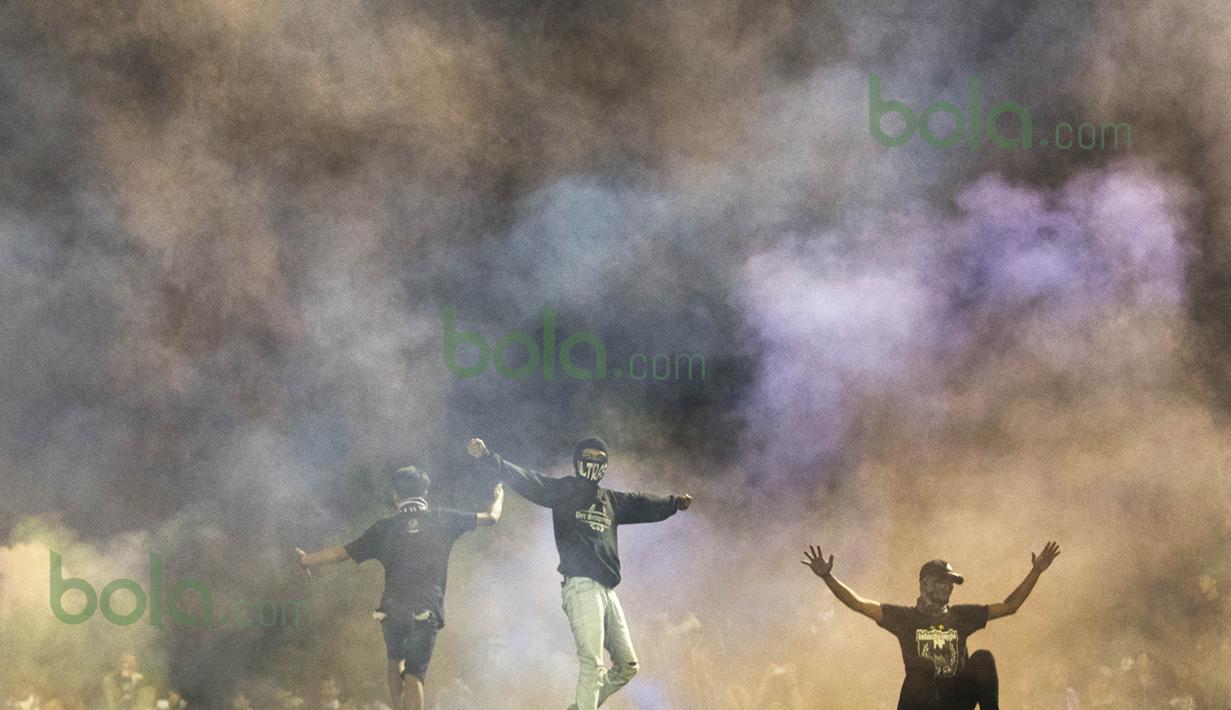 Bobotoh Persib merayakan kemenangan Persib atas Bali United 3-0 dalam laga persahabatan di Stadion Siliwangi, Bandung, Sabtu (13/2/2016). (Bola.com/Vitalis Yogi Trisna)