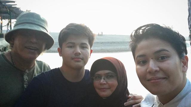 39 Tahun Bersama, Ini 6 Momen Manis Iwan Fals dan Sang Istri yang Harmonis
