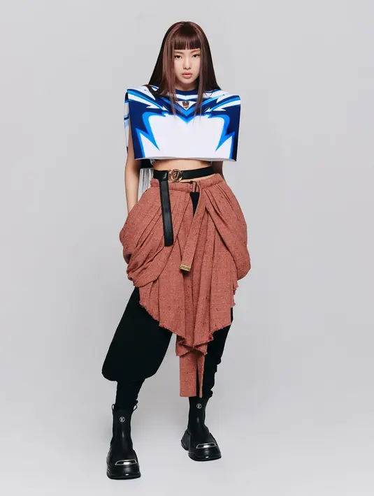 Sebagai anggota termuda dalam grup, penunjukan Hyein sebagai duta merek Louis Vuitton cukup mengesankan. Bintang berusia 14 tahun itu bergabung dengan keluarga duta merek Louis Vuitton pada akhir tahun 2022 sebagai brand ambassador. Ia tampil unik dengan padu padan crop top, long pants, dan rok asimetris. [Dok/Louis Vuitton].