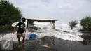 Warga  menghindari terjangan gelombang pasang di Pantai Depok,Yogyakarta,Kamis (9/6). Fenomena gelombang tinggi melanda pesisir pantai selatan Indonesia dalam beberapa hari ini. (Liputan6.com/Boy Harjanto)