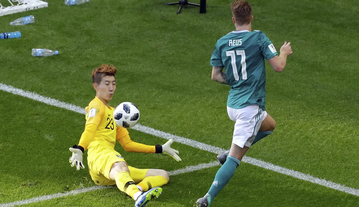 Kiper Korea Selatan,  Jo Hyun-woo tampil memukau dengan menahan tembakan Marco Reus pada laga grup F Piala Dunia 2018 di Kazan Arena, Kazan, Rusia, (27/6/2018). Korea menang atas Jerman 2-0. (AP/Sergei Grits)