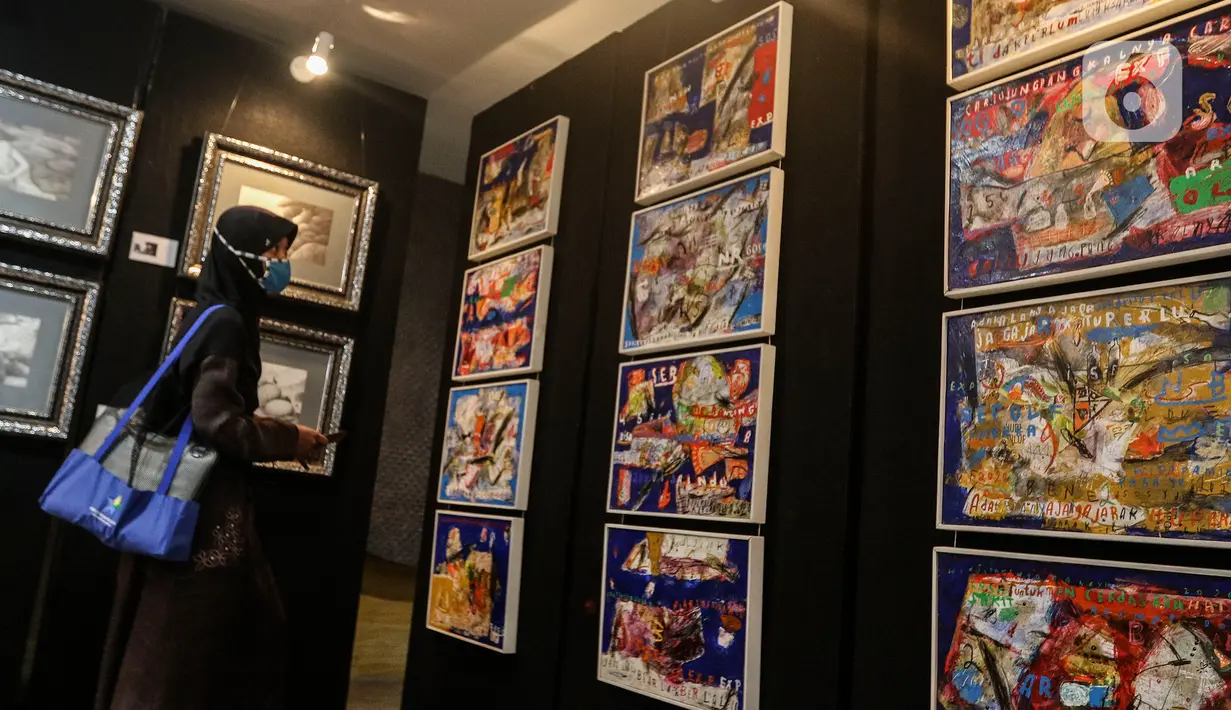 Pengunjung mengamati pameran seni rupa yang bertajuk 'Creative Freedom to Heal The Nation' di Perpustakaan Nasional, Jakarta, Kamis (15/10/2020). Pameran ini diharap dapat mendukung pemerintah dalam menanamkan kesadaran disiplin kepada masyarakat dalam menyikapi pandemi. (Liputan6.com/Johan Tallo)