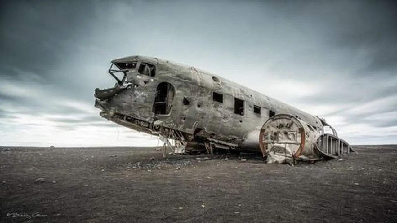 Pesawat bekas kecelakaan tahun 1973 yang kini jadi kawasan wisata di Islandia.