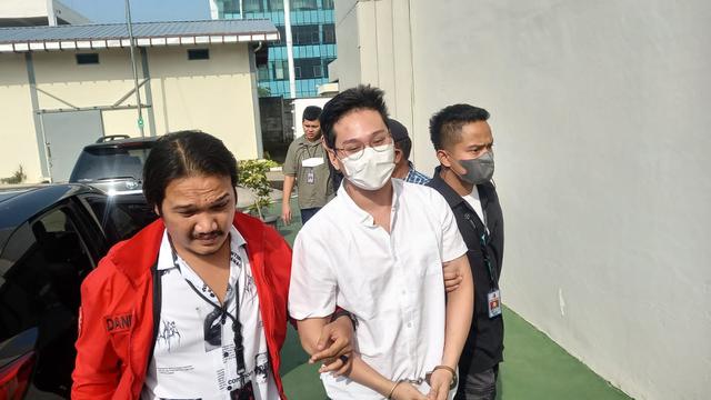 Indra Kenz atau Indra Kesuma, tersangka kasus investasi bodong Binomo, tiba di Kantor Kejasaan Negeri Tangerang Selatan (Tangsel), sekitar pukul 08.30 WIB, Jumat (24/6/2022).