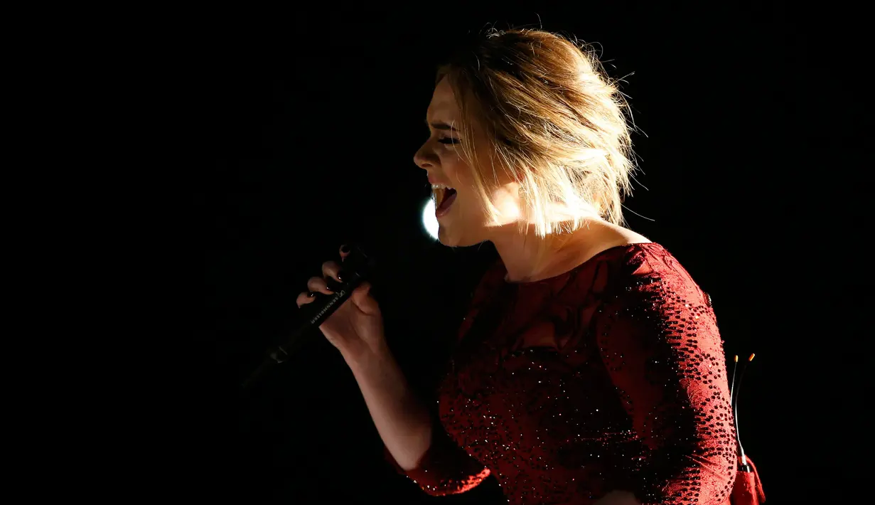 Aksi Adele menghibur penonton di 58 Grammy Awards di Los Angeles, California (15/2). Adele tidak masuk nominasi Grammy Awards 2016, namun album baru keduanya berhasil merebut hati pecinta musik di dunia. REUTERS/Mario Anzuoni)