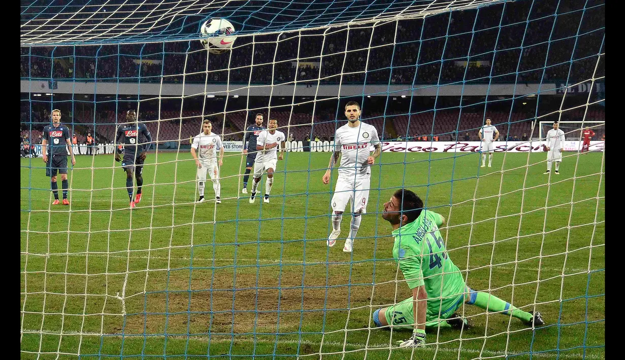 Kiper Napoli, Mariano Andujar gagal menghalau tendangan penyerang Napoli Mauro Icardi pada laga serie A di stadion San Paolo, Italy (8/3/2015).  Napoli bermain imbang 2-2 dengan Inter Milan. (Reuters/Ciro De Luca)